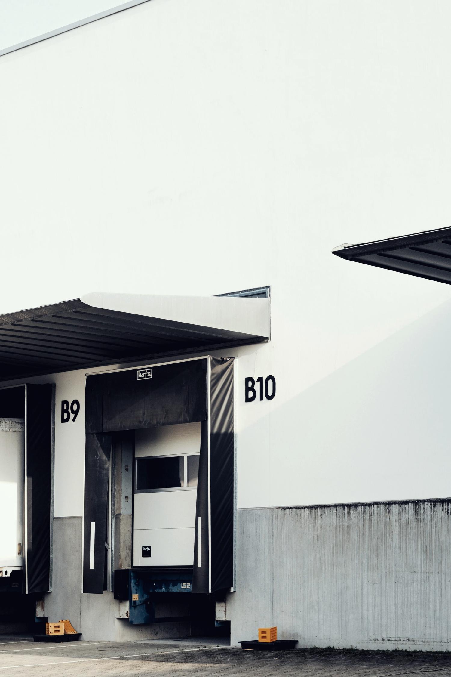 Portões de doca de um centro de distribuição, identificados como B9 e B10