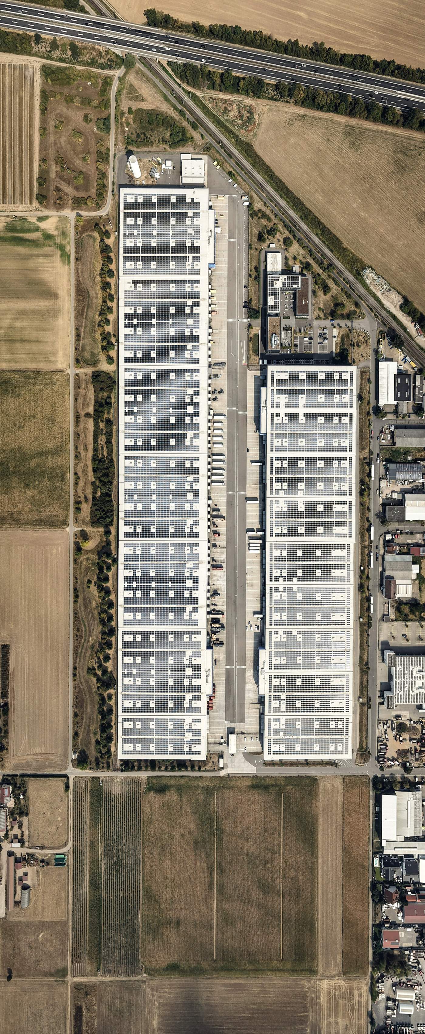 Vista aérea de galpões logísticos de grande porte